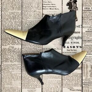 Beautiful vintage Black and cream leather pointed kitten heel ankle boot- size 8